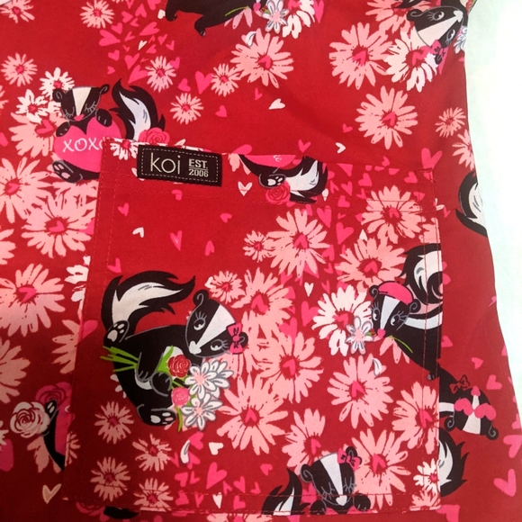 Koi Basics Stink n Cute Skunk Floral Scrub Top - Picture 6 of 7